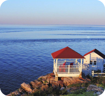 Image de cabane devant la mer