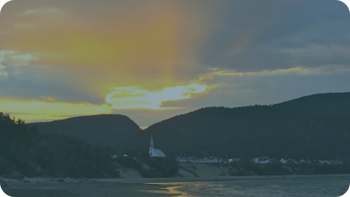 Vue d'une montagne sur coucher de soleil